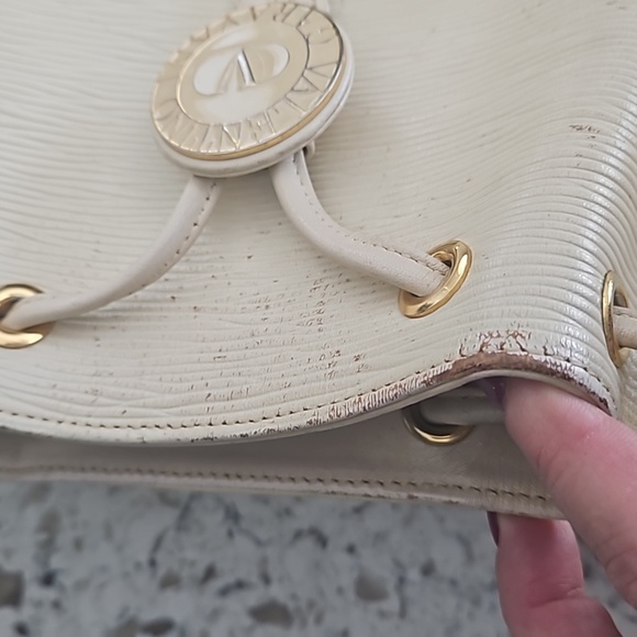 Valentino Garavani Elegant Cream Bucket Bag - Picture 9 of 13